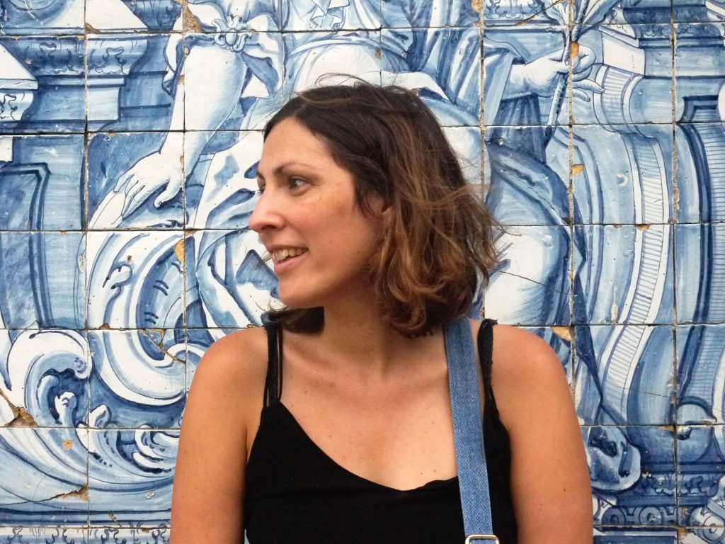 Tania qui anime les ateliers linogravure