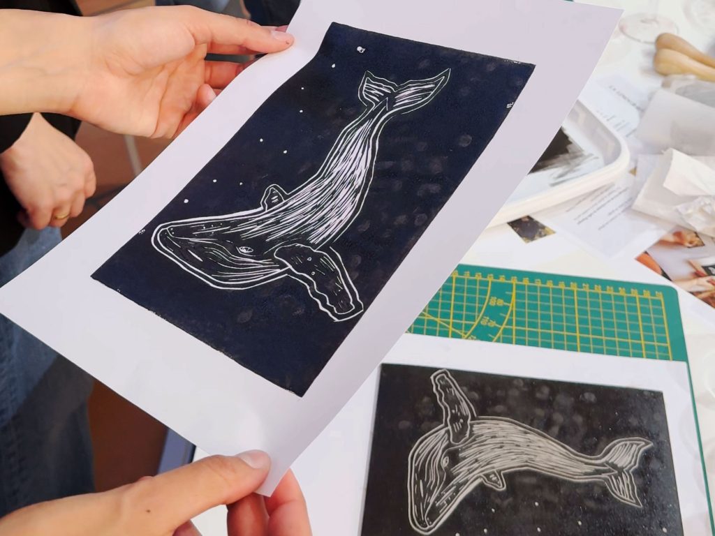 mamifère marin en linogravure