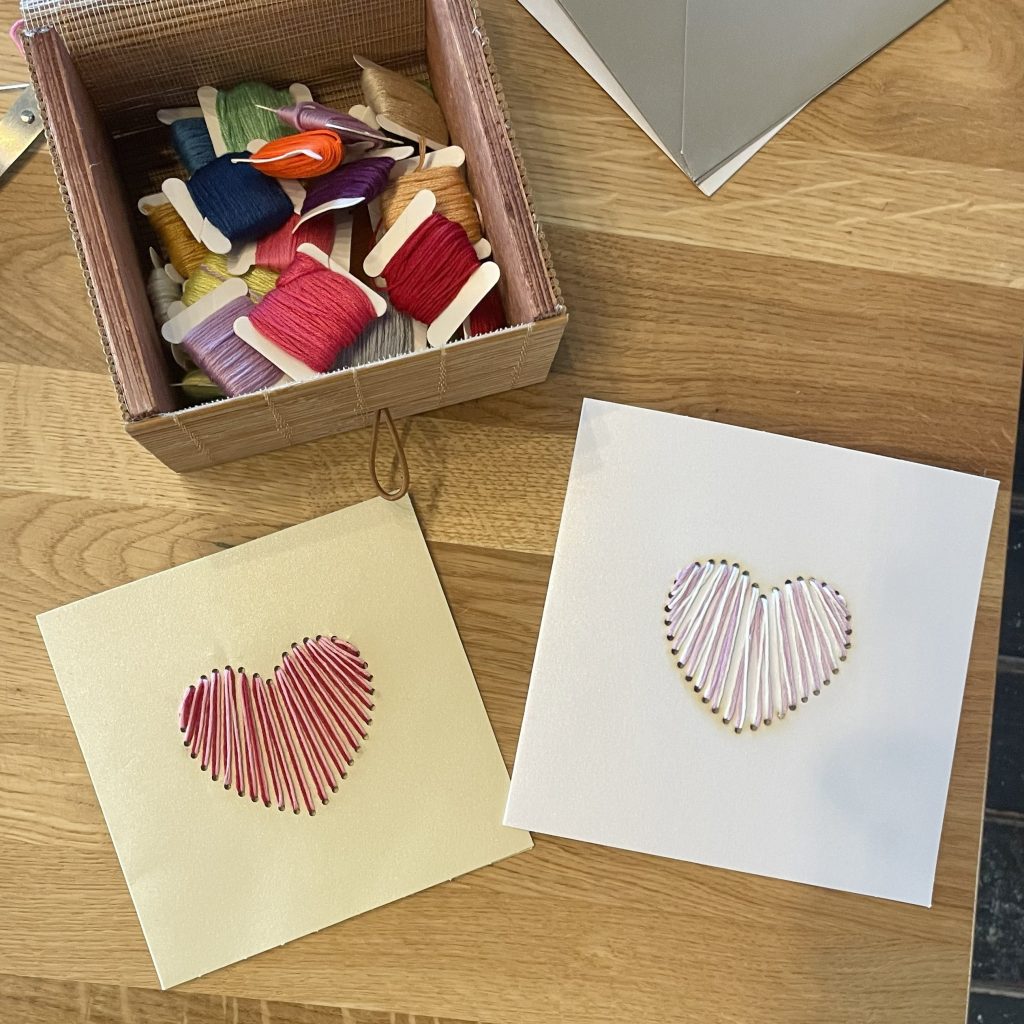 Atelier créatif enfant le mercredi à Bègles – tissage sur carte perforée